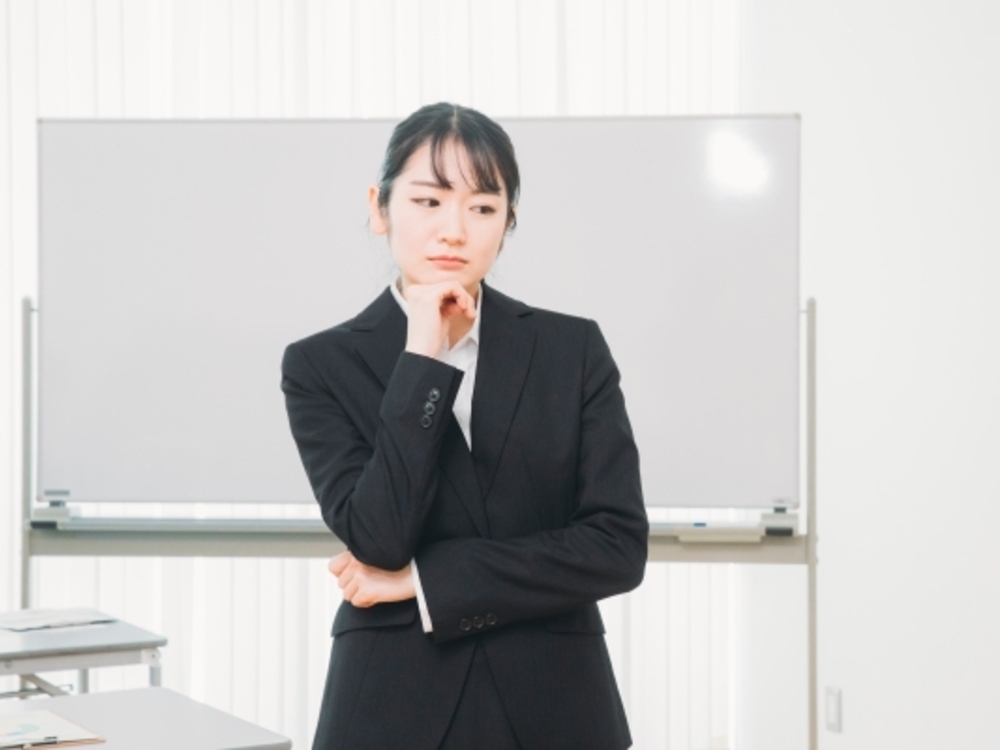 何かを考えこむ様子の女性