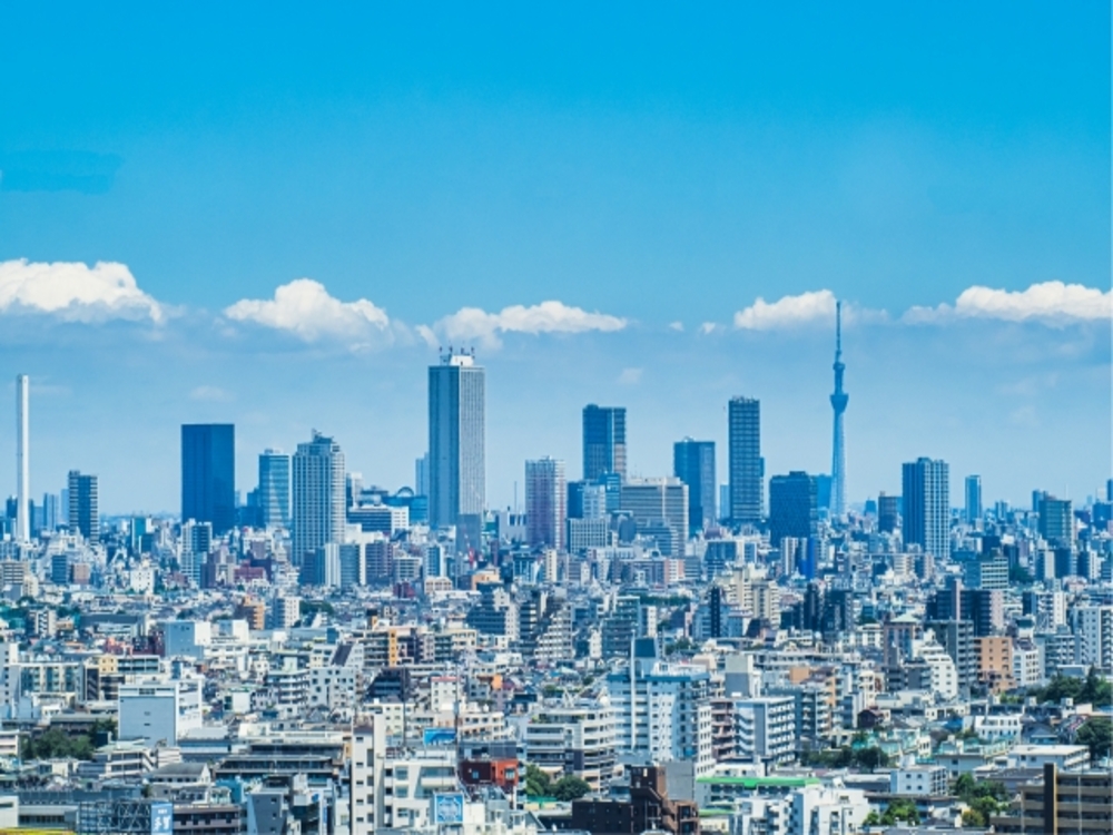 遠くに東京スカイツリーが見える都内の風景と青空